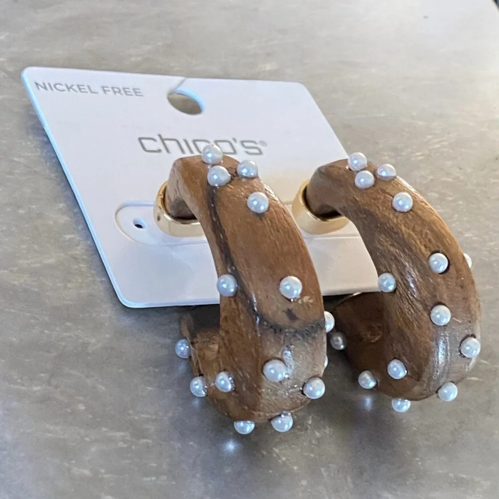 NWT Chico’s Wood & Faux Pearl Earrings - Picture 4 of 8